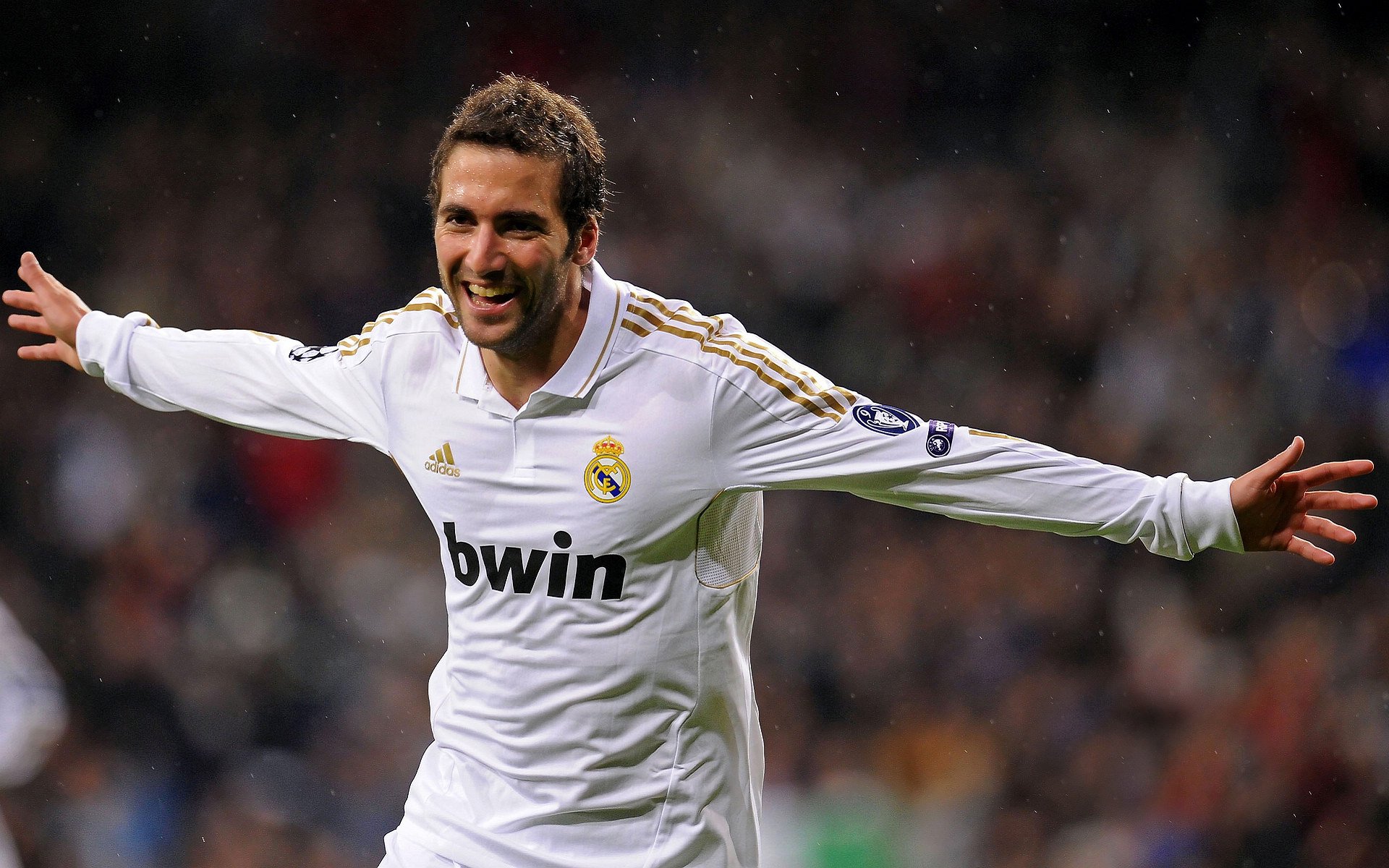 新时代的闪电击穿旧日旗帜，当拜仁的钢铁机器碾过阿根廷的最后探戈