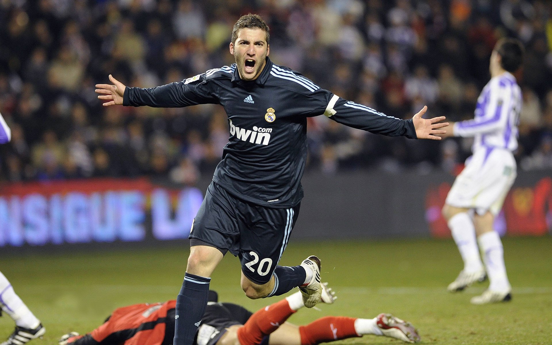 悬崖边上的独舞者，穆雷如何在澳网险胜与法网惊艳中雕刻唯一性